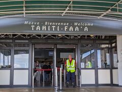 ワ～イ♪ 20年ぶりに帰ってきたよー
ん？いつ改装されたのかなー　新しくなってるね

タヒチ・ファアアの空港名称の上には
ポリネシア語、フランス語、英語で『ようこそ』と歓迎ムード満点
