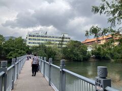 川に架かる小さな橋を渡って向かうのは、右奥に見える香港文化博物館です。