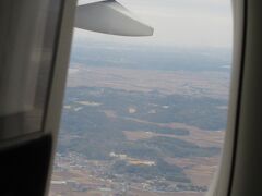 成田が見えてきました。
09：45　定刻どおり成田空港着