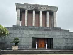 しばらく歩くとホーチミン廟です。
ホーチミンさんの遺体が安置されています。前回行ったときは中も見学できましたが今回は見学時間が終わっていて見れませんでした。
行かれる方は事前に調べてから行かれることをお勧めします。