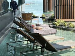今日も午前中はプールで水中ウォーキング 45分間
焼け石に水とわかってはいても、来月 人間ドックなのでやるっきゃない！（笑）

ワタシ達は日陰になるこんな席をいつも取っていました