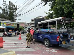 ランチはまたまたソンテウに乗ってナクルア市場へ