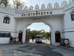 食後はソンテウで途中まで行き、そこから Grab を呼んで（どこまでケチケチなんだ〜^^;）、パタヤの観光名所「サンクチュアリー・オブ・トゥルース」に行ってみました