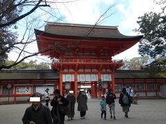 　10:22　下鴨神社。10:00から本殿で節分祭、11:00から古神札焼納式、12:30から追儀弓神事、13:30から福豆・福餅撒き、14:00から御真木神事が行われます。