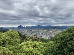 御本宮の右手にある展望台からは丸亀方面が一望できる。ひときわ大きなおむすび形の山は飯野山（讃岐富士）。