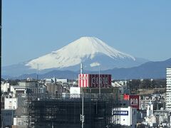 富士山は真っ白な雪をかぶっています。