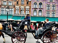 かなりの数の馬車も走っていました。
馬車に乗って観光している人も多くいました。
馬車がある街の姿はまさにヨーロッパという感じ。