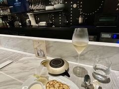 【 PRUNIER, L’ Art du caviar français ＠Azabudai Hills 】

ディナーの前に【麻布台ヒルズ プルニエ アール デュ キャビア フランセ】にキャビアを食べに行きました。麻布台ヒルズ「ガーデンプラザC」のB1階にあります。
https://caviarhouse-prunier.jp/