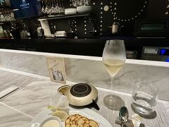 【 PRUNIER, L’ Art du caviar français ＠Azabudai Hills 】

ディナーの前に【麻布台ヒルズ プルニエ アール デュ キャビア フランセ】にキャビアを食べに行きました。麻布台ヒルズ「ガーデンプラザC」のB1階にあります。
https://prunier-caviar.com/