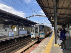 丸亀発10:07の普通列車に乗る予定だったので10時45分くらいに駅に到着。しかし駅で改めて時刻表を確認すると、9:57に高松行きの快速サンポートがある（快速なので追加料金なしで乗れる）。おかげで予定より約20分早く高松に到着できた。