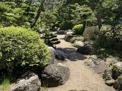 披雲閣の庭園。見事な枯山水。ここもそうだけど、公園全体に手入れが行き届いている。