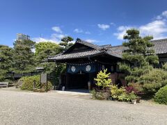 披雲閣の正面。披雲閣は松平藩時代に藩主の住居として使われ、明治になってから一旦取り壊され、大正６年（1917年）に現在の披雲閣が完成。現在は貸し会場として利用されている。

築城した生駒氏の後に、常陸国の下館藩主で、徳川家康の孫の松平頼重が領主として入城したので葵の御紋。