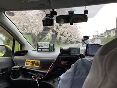 　チェックアウトの日、タクシーに頼んで弘前公園東側の外濠沿いを通ってもらった。せっかくだから少しでも桜並木を見てもらいたかった。