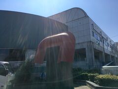 更に数分レンタサイクルに乗り、府中市の郷土の森公園に入りました。
以前にも見た、清水九兵衛のアート作品「MAIKAZURA」がありました。
