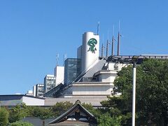レンタサイクルで、次の目的地である、京王線の府中駅に向かいました。
途中、東京競馬場の建屋が見えました。
