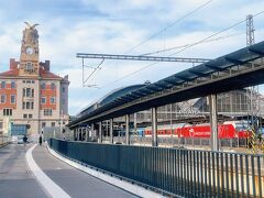 到着した場所は、プラハ本駅の目の前。　バスを降りたら乗客は散り散りになり、メトロに乗る人やタクシーなどで移動する人もいました。　私は、歩いて行けない距離ではないので、重いスーツケースを引きながら歩いてホテルに向かいます。　