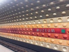 プラハのメトロって、駅の内装がアートですよね!　ちなみに、駅ごとに装飾の色も違います。