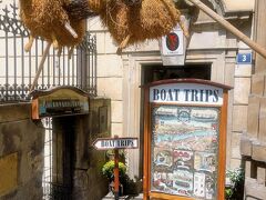 こちらの遊覧船ツアーの会社の入口はこんな感じ。

色々な国の観光客が出入りしていました。