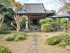 　下千本駐車場に駐車、路線バスに乗って竹林院前までやってきました。竹林院から金峯山寺まで坂道を下りながら散策する作戦です。桜の季節でもないので、「世界遺産吉野山　寺宝めぐり」というチラシを参考に観光しました。最初に訪れたのは、聖徳太子が創建した竹林院で、寺宝ももちろん聖徳太子坐像でした。