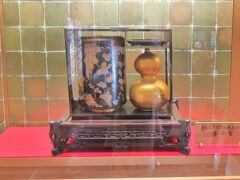 　秀吉が桜を見る会に持参したお弁当箱や携帯徳利が、宿坊に展示されていました。