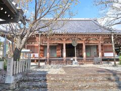 　大海人皇子が天皇に即位後に建立、天武天皇、持統天皇の勅願所にもなった櫻本坊です。近江から吉野に脱出した大海人皇子が、ある冬の夜に満開の桜の夢を見た翌朝、外を見ると本当に花を咲かせている桜の木を1本発見！あまりの偶然に夢を占ってもらうと、天皇になれる吉夢だろうと言われたそうです。そんな伝説の枝垂れ桜のあった場所に、天武天皇が建立したお寺です。真っ赤な仁王像が出迎えてくれました。