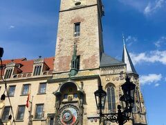 旧市街広場で1番観光客が集中していたのは、中世の天文時計の周辺です。　お昼12時に仕掛けが動くとあり、ほぼ全員がカメラを向けていました。　こういう場所こそ、スリに注意しないとだな!と思い、気を付けながら天文時計が動くのを見守っていましたが、何がどう動いたのか全然分からないまま終わっちゃいました…。　もっと真正面から見ないとダメだったのかも…。