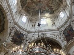 プラハの旧市街には、2カ所、聖ミクラーシュ教会があります。　名前が全く同じなので混乱する人も多いからか、ガイドブックにもちゃんと違いが書いてあります。　ちなみに、最初に行ったこちらの聖ミクラーシュ教会は、旧市街にある、小さい方の教会です。

それでも、とっても立派だし、美しかったです!