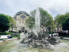 市民の憩いの場でもあるフラヴネー広場には、立派な噴水があり、平和な雰囲気。　奥に見えるのは、19世紀末に建てられたネオバロック様式の国立劇場です。