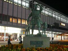 駅前の桃太郎像