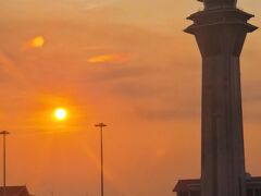 e-visa(36$)は事前に取っておいたので、とてもスムーズに入国。

シェムリアップ空港に着くと、