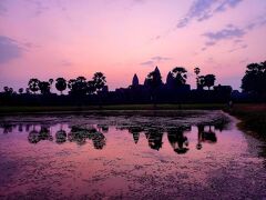 時刻は5時20分頃…
空の色が、染まり始めて、
聖なる池に映りこむ…