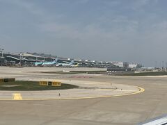 予定より1時間遅れで仁川に到着。大韓航空機が沢山停まっていました。