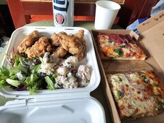 ホテルに戻り、椅子の上に所狭しとさっき買ってきたものを並べます。