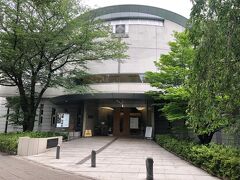 《飛鳥山公園》渋沢史料館外観…「渋沢史料館」は、「渋沢栄一」の活動を広く紹介する博物館として、昭和57年(1982年)に開館しました。かつて「渋沢栄一」が住んでいた旧渋沢邸跡地に建てられました。