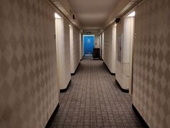 7階の廊下を渡って部屋へ。