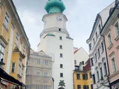 歩いていたらいきなり現れた、ミハエル門。　かつて旧市街を囲む城壁の出入口だったそうで、ブラチスラバでは唯一この門だけ現存しているようです。