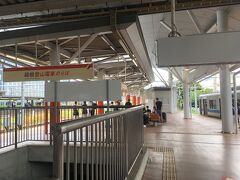 小田急線で小田原駅まで行き、箱根登山鉄道に乗り換えました。
改札を出ずに、小田急線のホーム上を西に歩いていくと、登山鉄道のホームに着きました。
ホーム上の駅名標には標高が書かれていて、小田原駅は14Mでした。
