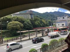この日は、箱根周辺にある小田急グループの乗り物に共通して使えるフリーパスを購入。
登山鉄道の他、バスやケーブルカー、ロープウェイなどで使用できます。
これらの駅名標には、小田急線と連続する駅番号が振られていて、小田原駅は47でした。
