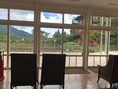 島田荘司の小説「ロシア幽霊軍艦事件」の舞台の一つ、富士屋ホテルまでは徒歩10分弱。
ホテルの中を歩き回った後、こちらのレストランでランチをいただいてきました。
館内の階段手すりの親柱やレストランの食器類などに、富士山の図案が描かれていました。
