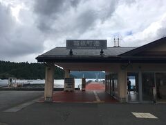 芦ノ湖の湖畔には遊覧船の乗り場があり、ここにも小田急の駅番号が付いています。
3つの乗り場のうちの1つ、箱根町港の乗り場には、駅番号66が割り当てられています。
