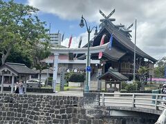 出雲大社前で下車。
今日はこちらに御朱印をもらいに来ました。
さすが日本の神社、こいのぼりが泳いでいます。
