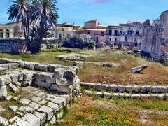 島に入るとすぐにアポロ神殿(Tempio di Apollo)跡に到着。紀元前6世紀に建てられたもの。 
