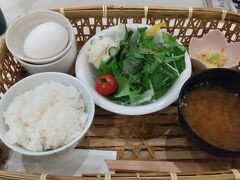 翌朝。スーパーホテル PremierJR奈良駅は朝食は有料なので、奈良のうまいものプラザで卵かけご飯。440円。