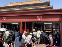 中国全土から旅行客が集まってきてる感じで
入場するまで大変
ここでも荷物検査とパスポート検査がありました。

今回の見学ツアー参加の構成は、
欧米人、アジア人、アフリカ人で、日本人は私1人だけでした・・・
故宮の中でも日本人は見なかったです

耳にスピーカーをセットしてガイドの声がそこから聞こえるスタイル