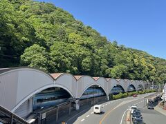 ●箱根湯本駅

いつもながら小田急ロマンスカーは快適な旅を提供してくれて、あっという間に箱根観光の玄関口である「箱根湯本駅」へ到着です。