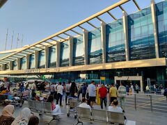 ドーハで乗り換えてカイロに到着。第２ターミナルから第３ターミナルに移動したつもりが、第２ターミナルは到着（写真）と出発の２つの建物に分かれていて、第３ターミナルに行けていないことが判明。３回目なのに、なかなか覚えられません。