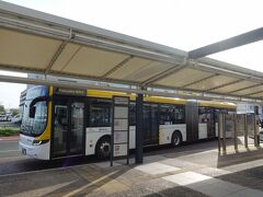 　博多港国際ターミナルへは、黄色い連接バスが結びます。補助金を出した福岡市は「BRT」と言い張りますが、西鉄はあまり使いたがらない呼称です。
　BRTの定義に当てはまるバスがというと僕も疑問で、西鉄側の肩を持ちます。席が多いので、ラッシュ時でも座ってラクチン移動。ありがたい存在には間違いありません。
