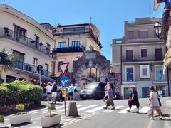 南へ坂を登り、｢メッシーナ門(Porta Messina)｣をくぐってタオルミーナの街に入る。