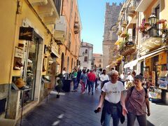 門を入ると｢ウンベルト通り(Corso Umberto)｣。いやー、この通りはものすごい観光客の数だ。昨日のシラクーサもとても及ばないほど、人であふれかえっている。