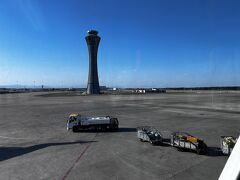 離陸は約40分遅れでしたが到着はほぼ予定通り
約3時間で北京空港に到着
管制塔がそびえたつ